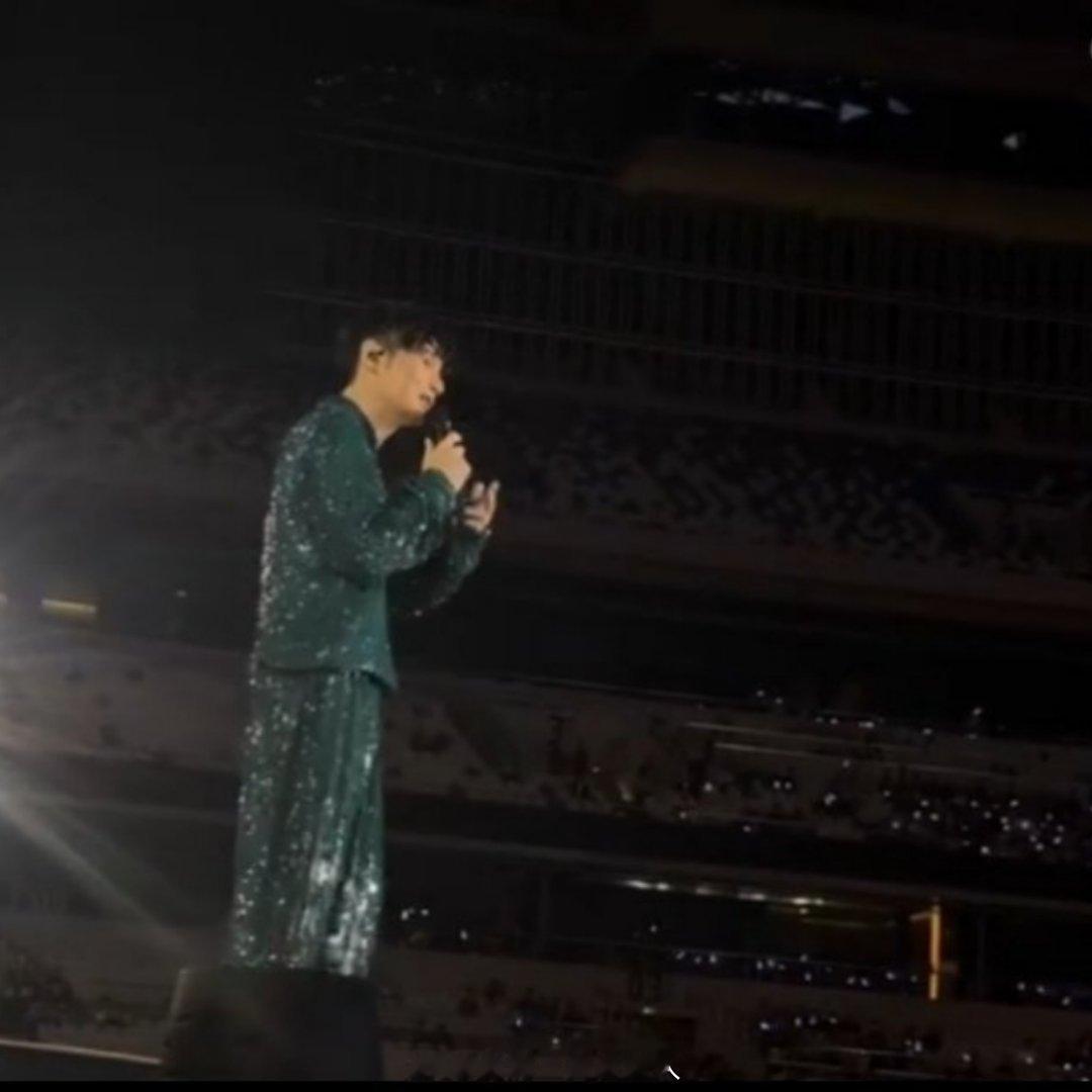 #李荣浩边唱乌梅子酱边吃瓜# 怎么在李荣浩的上海演唱会上还有这么搞笑的一幕，就连