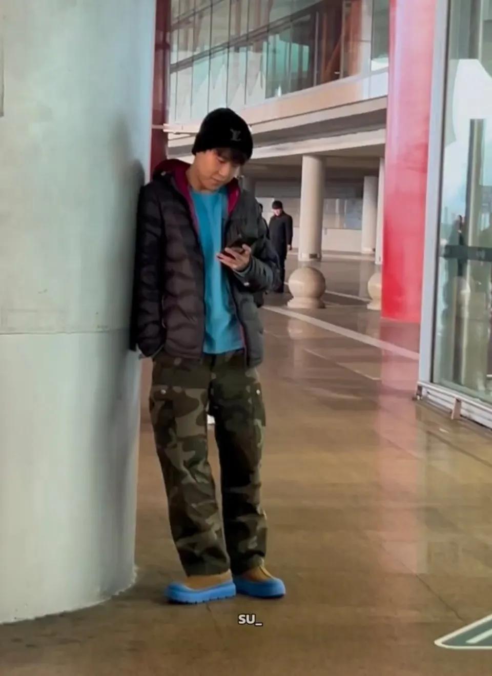 在机场等大巴的大头
双手插兜站在那里好酷啊
戴着毛线帽又可爱又帅气
这个头真的一