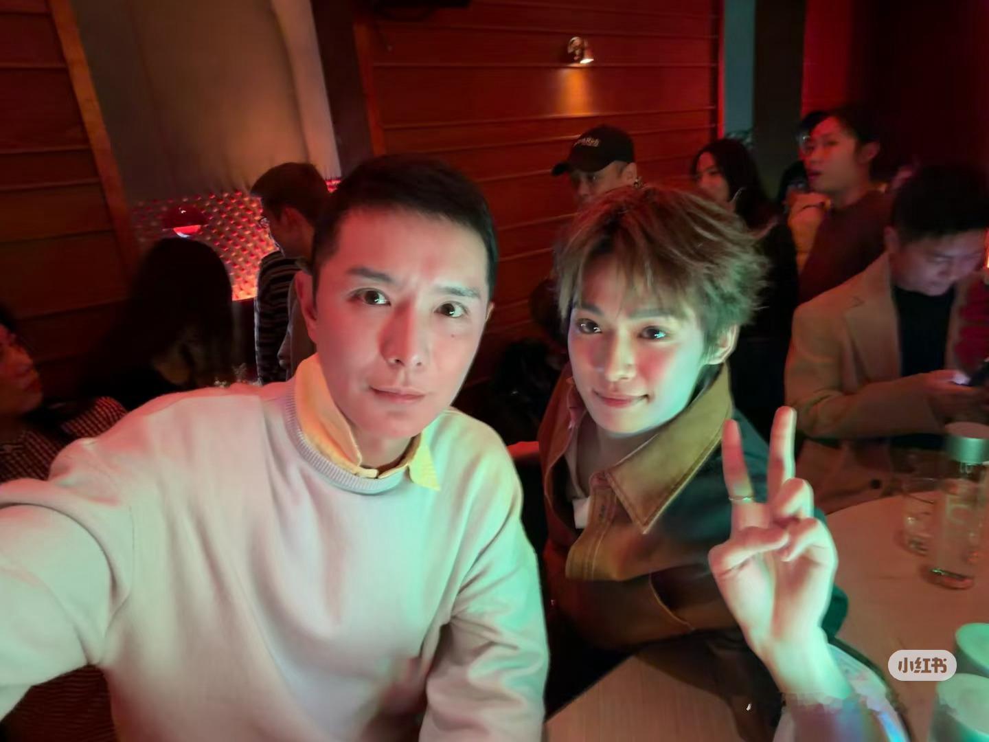 刘冲发了梓渝只有到了线下你才知道为啥梓渝能敢直面观众到处开演唱会饭撒粉丝了，因为