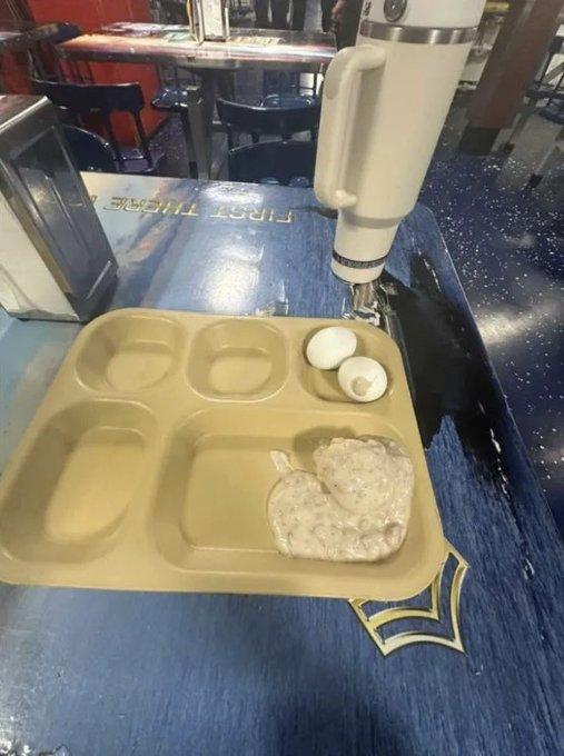 虽然美国军方极力辟谣CVN-72“林肯”号的伙食，但似乎士兵们并不给军方高层面子