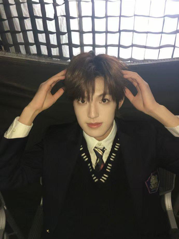 张泽禹 小狗也会发博吗 瞧瞧张泽禹！拍了小狗耳朵照片换头像，好似小狗在微博“冒泡