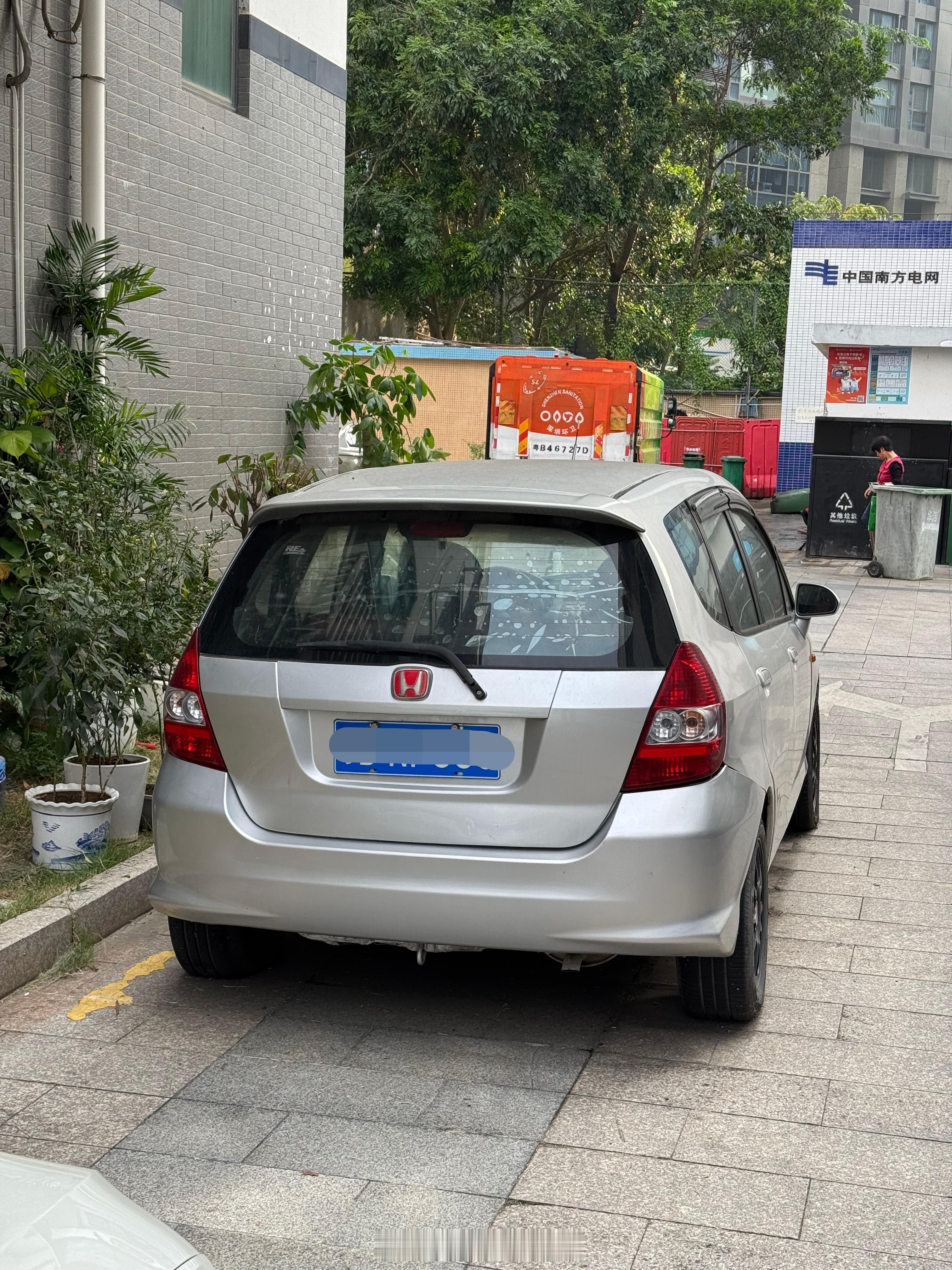 难得啊，在园区一下碰到两台本田飞度，这可是曾经50万以内最好的车，也是很多年轻人