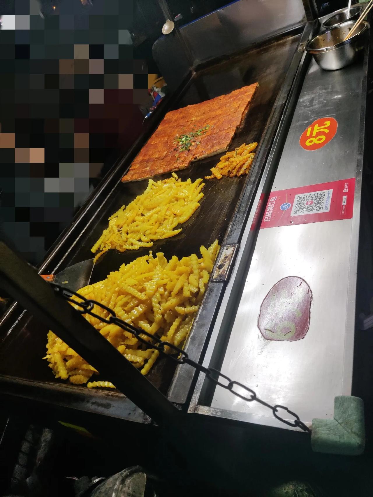 失业了，夜晚去吃夜宵，跟一小推车大爷聊了起来，他说我这成本低，车就一千块，加上土
