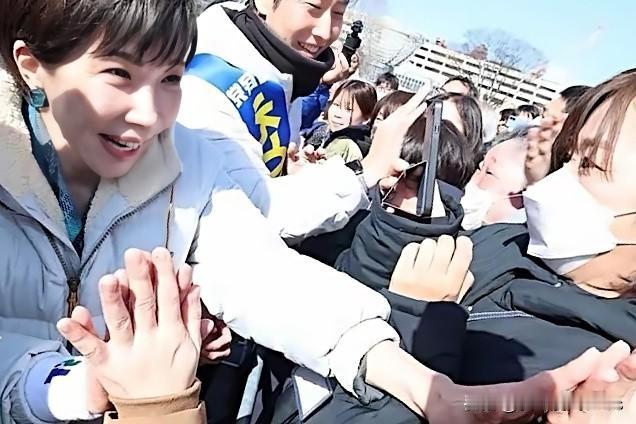 特朗普手青，高市手肿：为何我们第一反应总是“阴谋”？政治人物的手：伤的是皮肉，肿