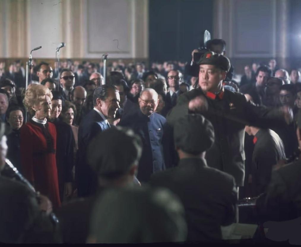 那年，美国总统尼克松第一次访华，为此，周总理在人民大会堂举行欢迎宴会。当尼克松总