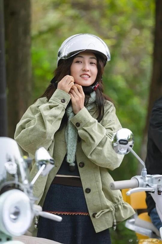 张子枫又来支持彭昱畅了救命！张子枫夸彭昱畅在《匿杀》里超靠谱，还说钧甯姐的眼泪像