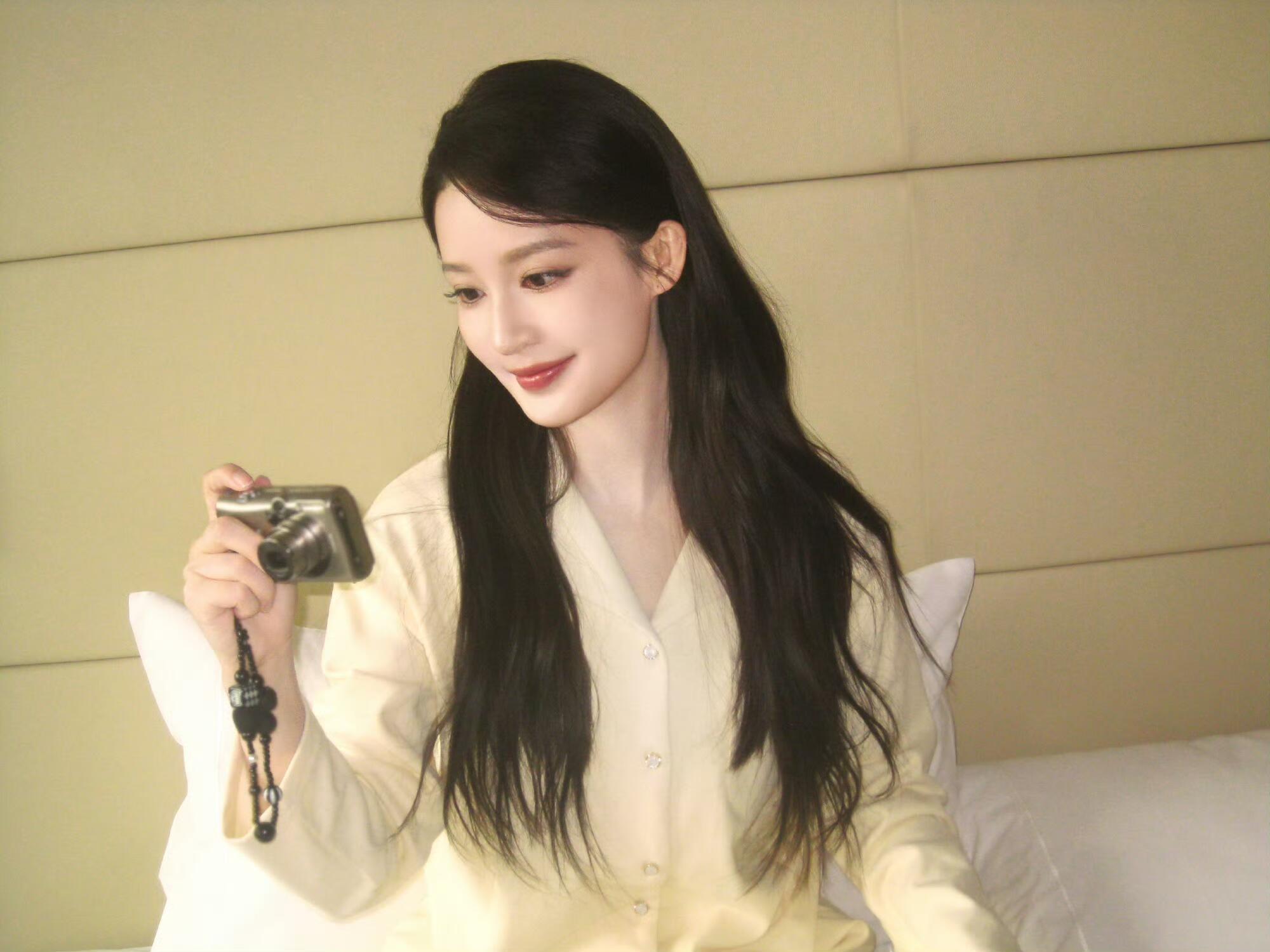 李沁Prada贵气千金李沁Prada港圈大小姐驾到 港圈大小姐既视感拉满！沁沁这