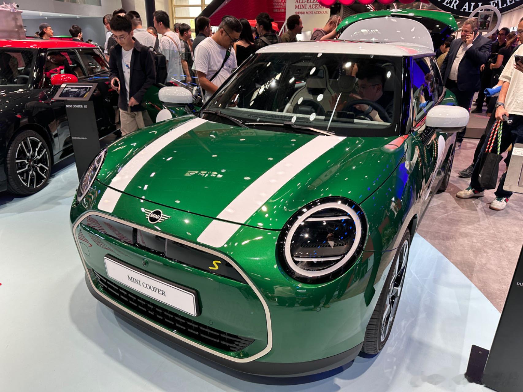 今年没有冰淇淋~但是MINI展台人不少，大家都在看MINI Cooper 纯电，