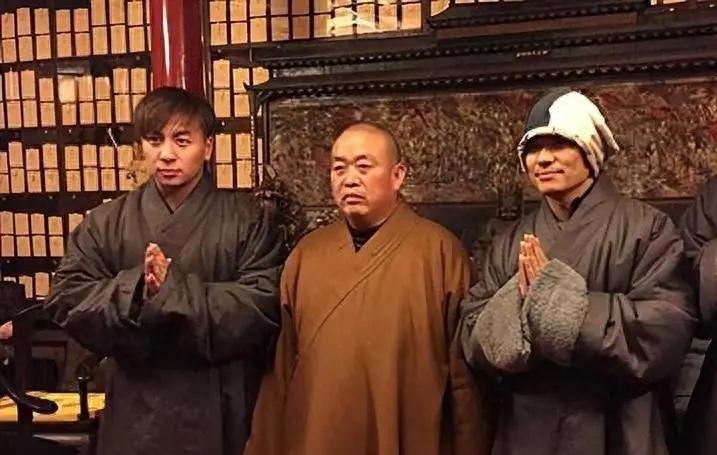 2016年，释小龙和王宝强回到嵩山少林寺，与方丈的合影，释小龙虽然年纪比王宝强小