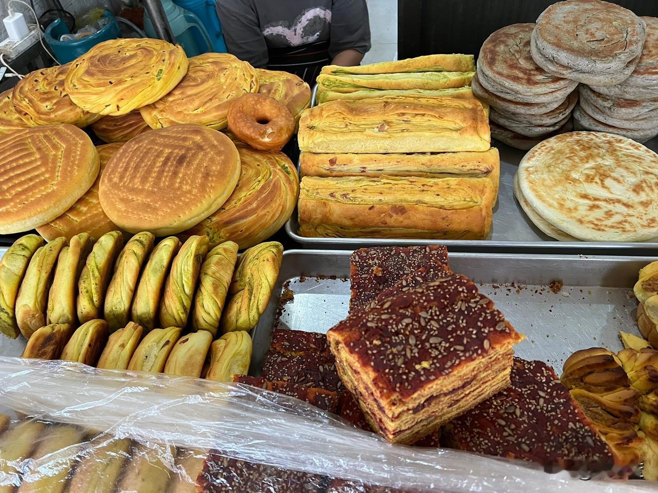 逛兰州西固大坝市场发现有很多家卖这种烤馍烤饼的店铺，兰州人真的把面食玩得透透的各