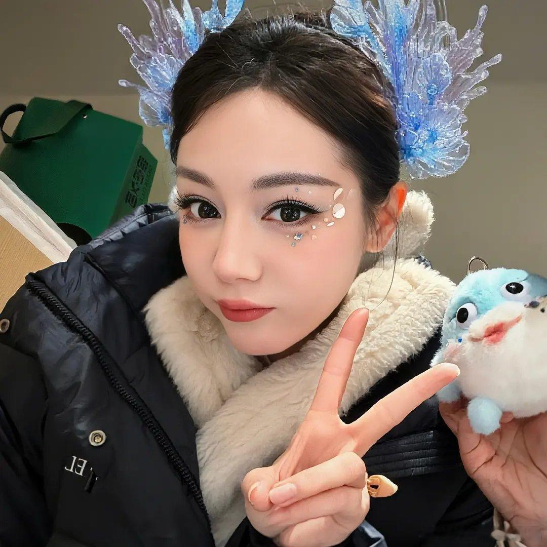 迪丽热巴马年春晚人鱼造型挺好看的呀，粉丝要求太严格了。 