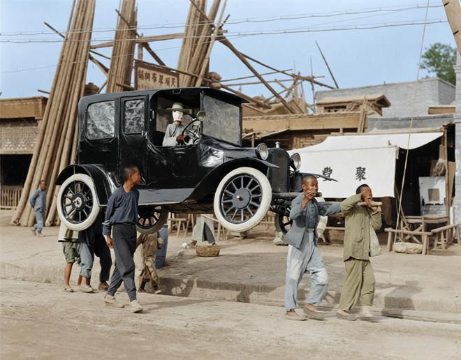 这张上世纪初的丧葬民俗照片，画面里的“西洋汽车”并非真车，而是葬礼所用的纸扎冥器