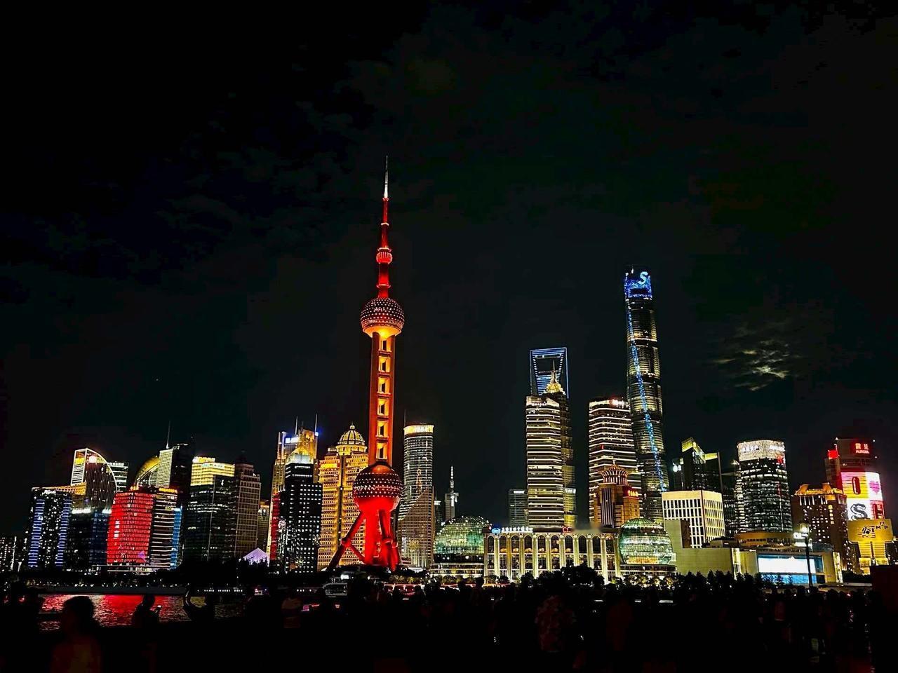 中国顶尖的十大科技公司：
第1名：华为，总部深圳
第2名：腾讯，总部深圳
第3名
