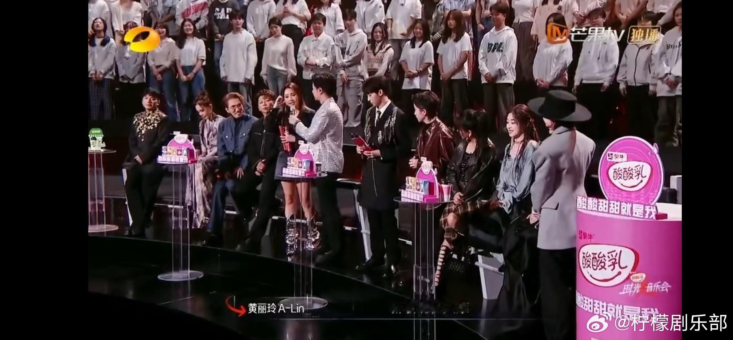李斯丹妮 我非常非常的爱alin  李斯丹妮和ALin在舞台上互相致敬，这份情谊