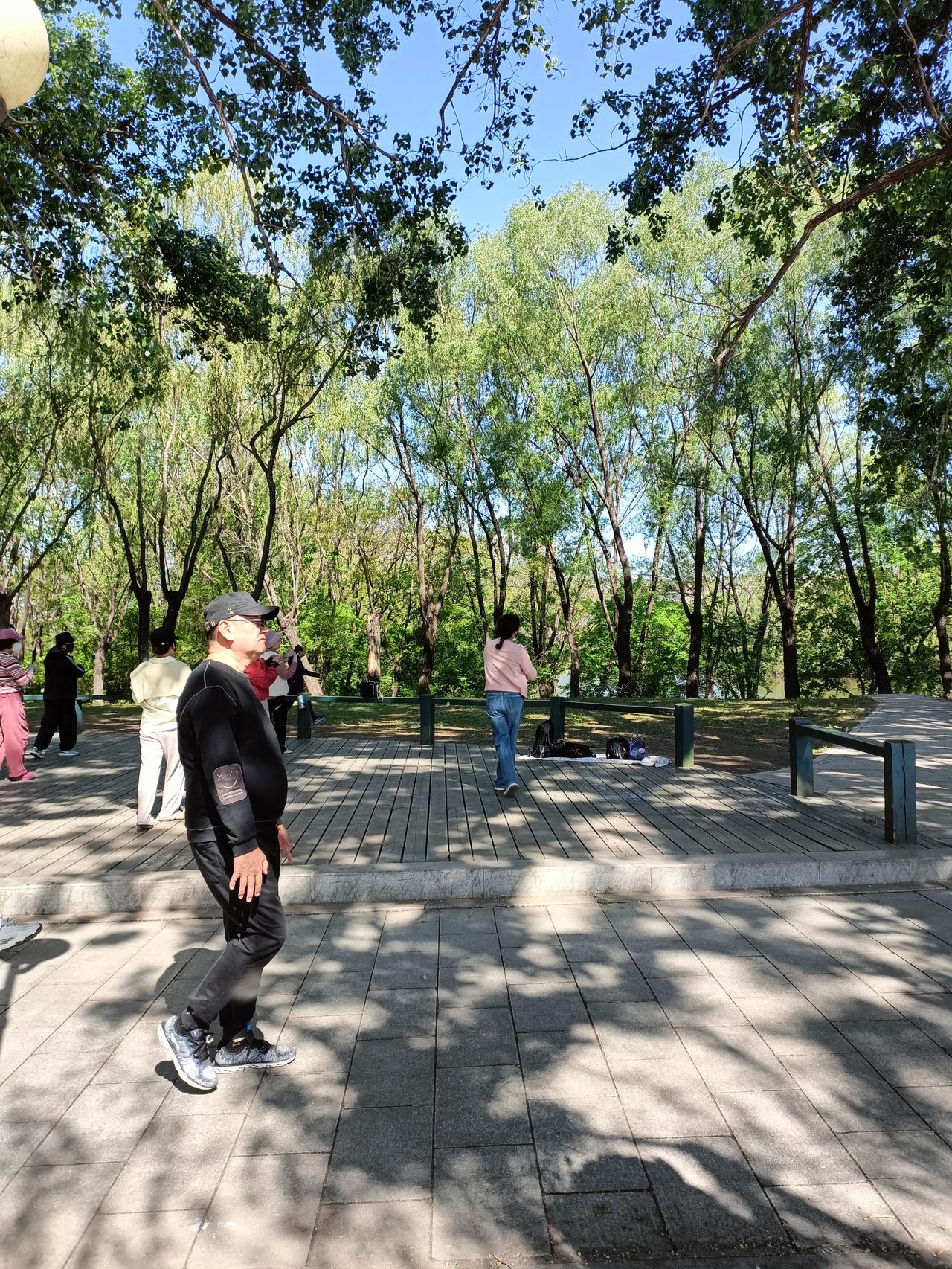 与什么样的人相处最能互为滋养? 与积极向上、懂得倾听和包容的人相处最能互为滋养。