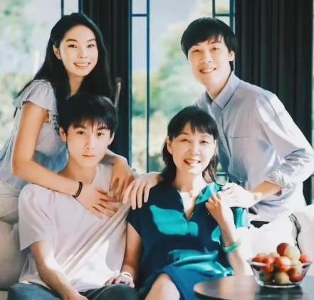 谁能想到？

子女争产，杜建英被全网追着锤小三


她没想到争产官司会演变成现在