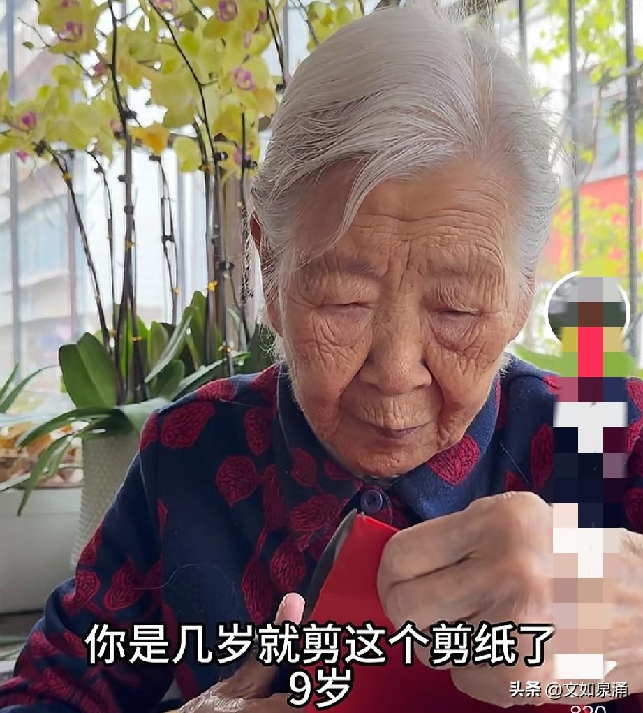 101岁老人，还能剪纸花，并且不用戴眼镜，简直是奇迹。
老人每天步行上下四楼，与