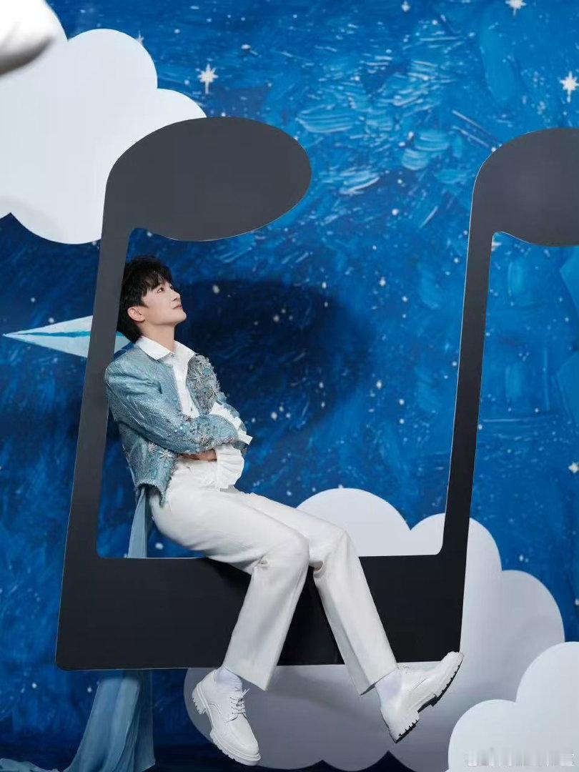 周深背后大屏出现钱学森 歌声温暖星辰，情怀致敬先辈，周深北影节绝美演唱，钱学森影