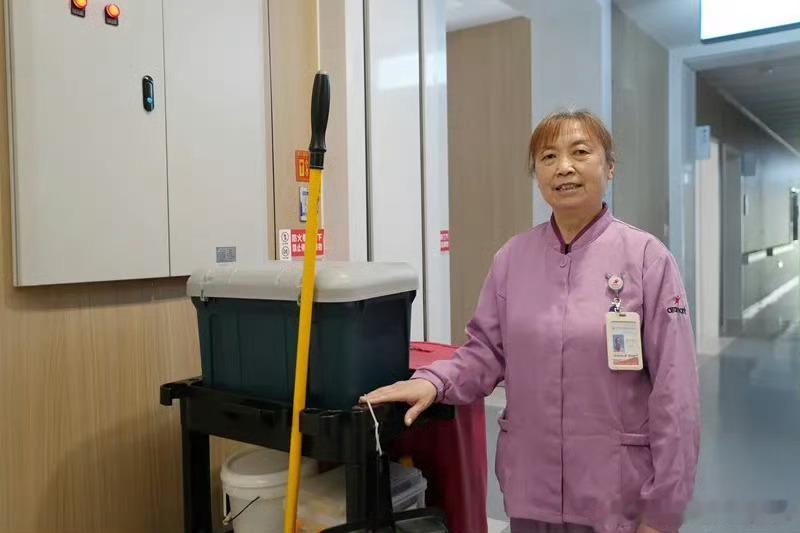 深夜拾巨款台州保洁阿姨拾金不昧急寻失主台州罗光琴阿姨深夜医院拾巨款，当即上交还多