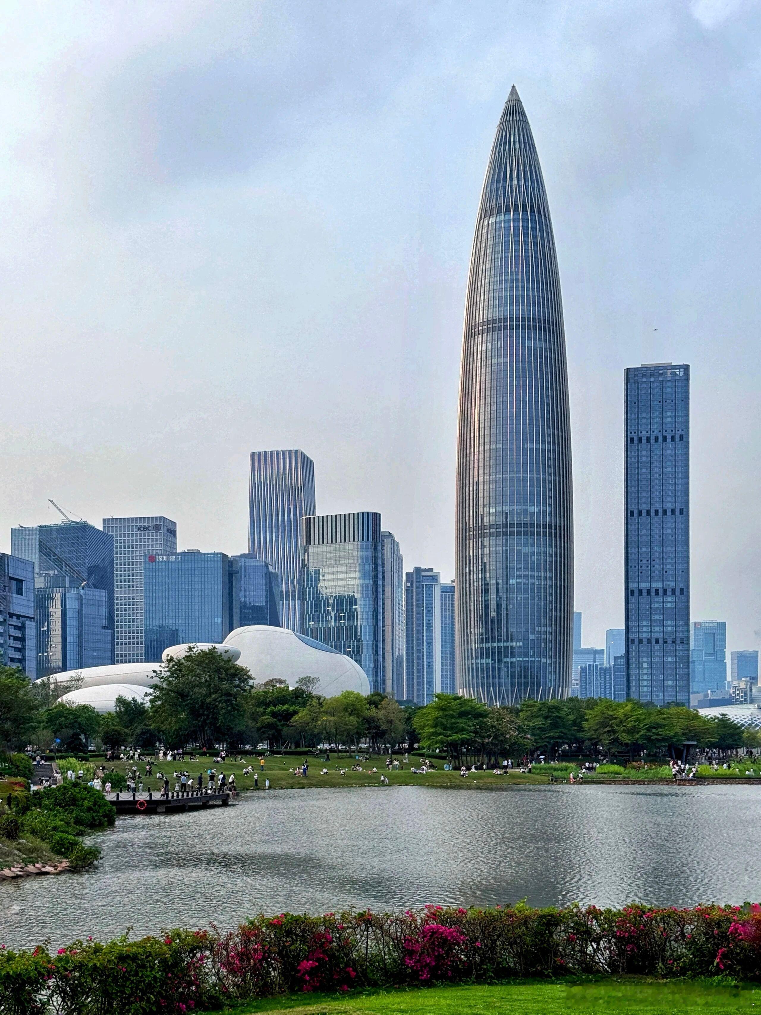 在IPO这场复杂的“战役”中，财务总监（CFO）和董秘往往是企业的“中枢神经”。