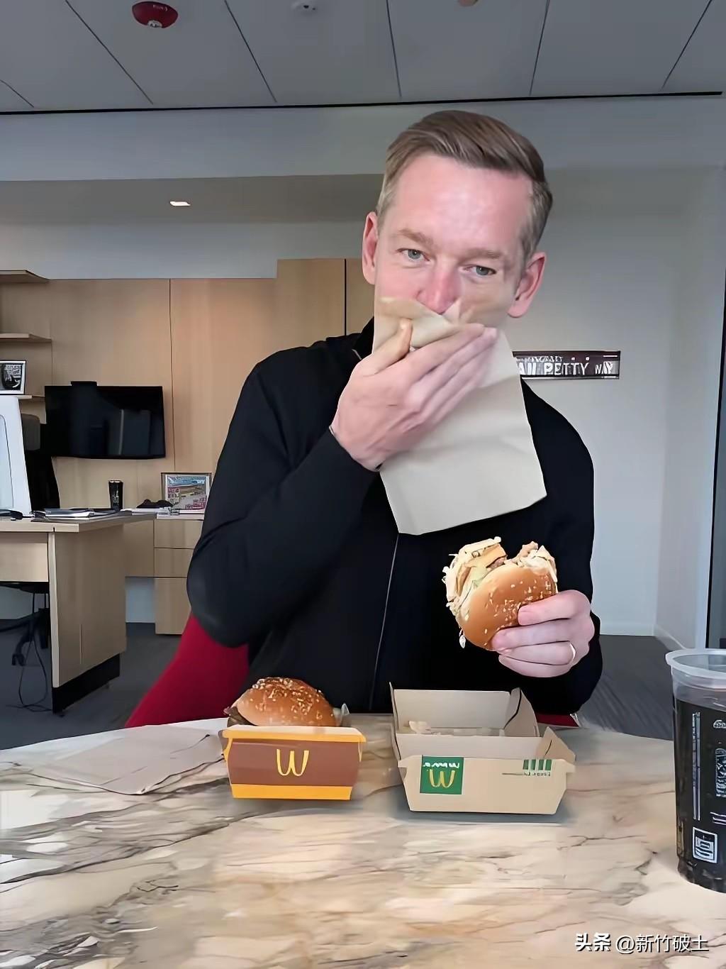 我问我舅，麦当劳CEO咋因为吃汉堡翻车了？
他拍视频推广新品，就轻轻咬了口汉堡边