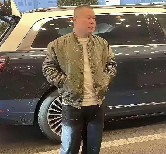 贫穷限制了我的想象。岳云鹏的这件夹克多少钱？

这件橄榄绿色提花棒球夹克是路易威