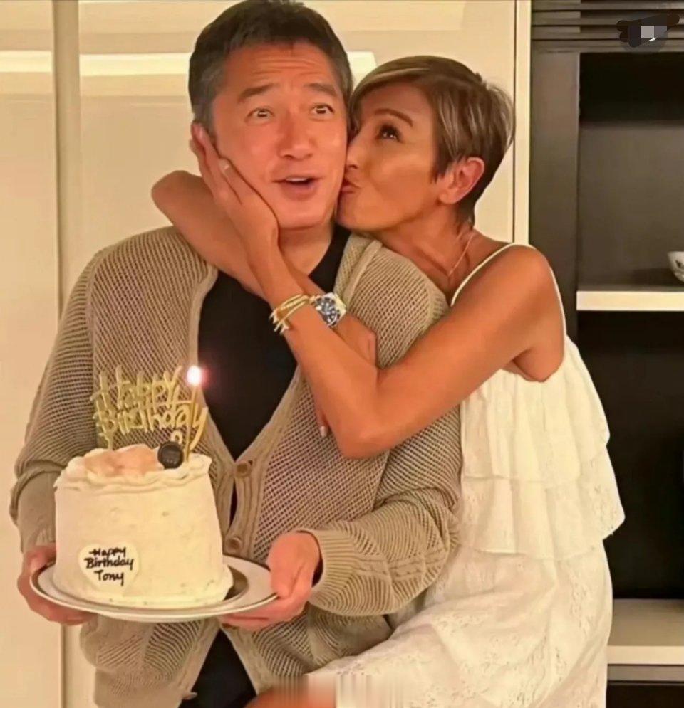 这是哪个女明星？居然贴梁朝伟这么近，刘嘉玲看到要吃醋。 ​​​