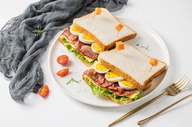 中午就弄个春笋炒肉丝，春天的春笋鲜嫩无比，和肉丝一起炒，那叫一个香。再煮上一碗香