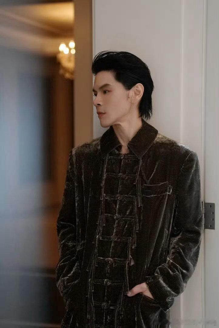 向佐喊话向太 向佐在易立竞访谈里聊家庭聊事业，向太看完觉得被忽略了。母子之间有误