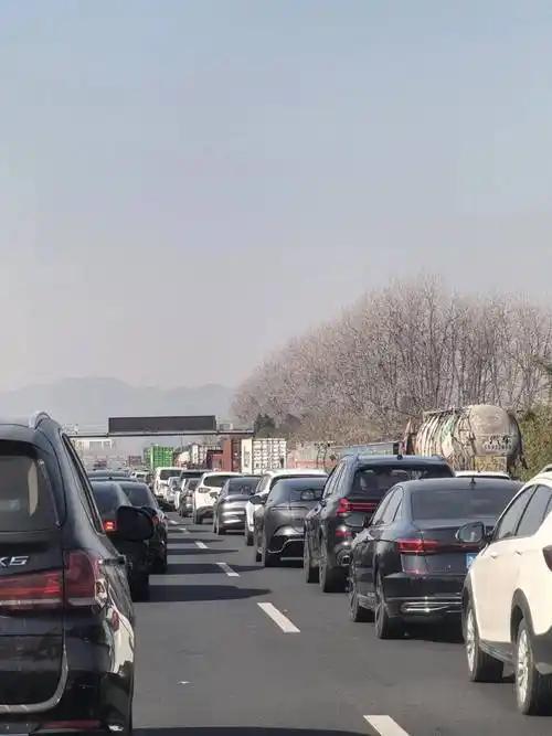 为什么今年春运路上自驾的人变多了今年春运自驾咋这么多？高铁票抢到怀疑人生，干脆自