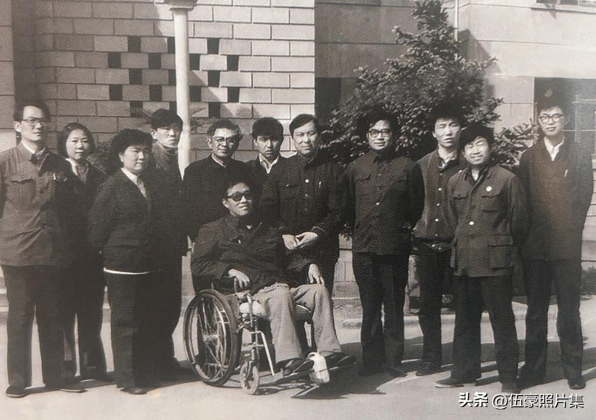 1984年5月，史铁生随北京市作家协会作家代表团重返延安期间合影。得知史铁生回来