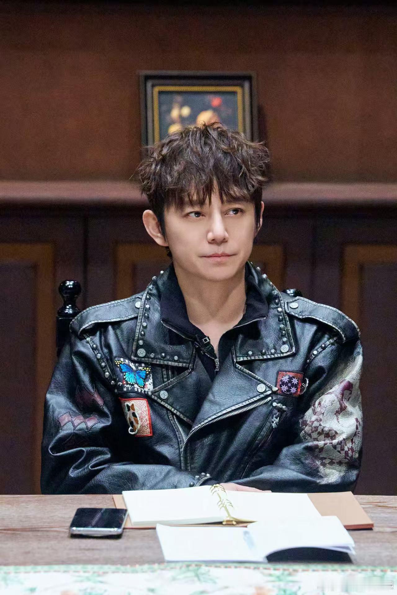 何炅张若昀相认的喜悦藏不住大侦探 这期剧情代入感太强，两人身份揭晓正式相认，何炅