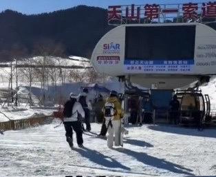 最近网上有个事儿闹得沸沸扬扬——滑雪场里突然冒出个“吊牌侠”，举着剪刀满场跑，专