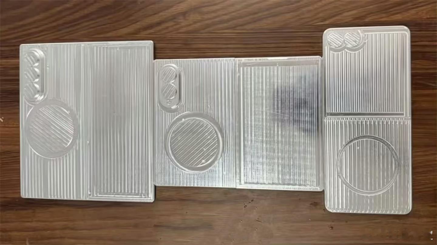 三星阔折叠机模曝光 三星也要出阔折叠，现在机模已经曝光出来了，你们觉得下个出阔折