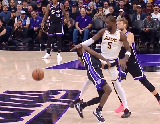 今日份的“文明”nba~~艾顿说你球掉了还要扒拉我，那我也扒拉一下你，看谁占便宜