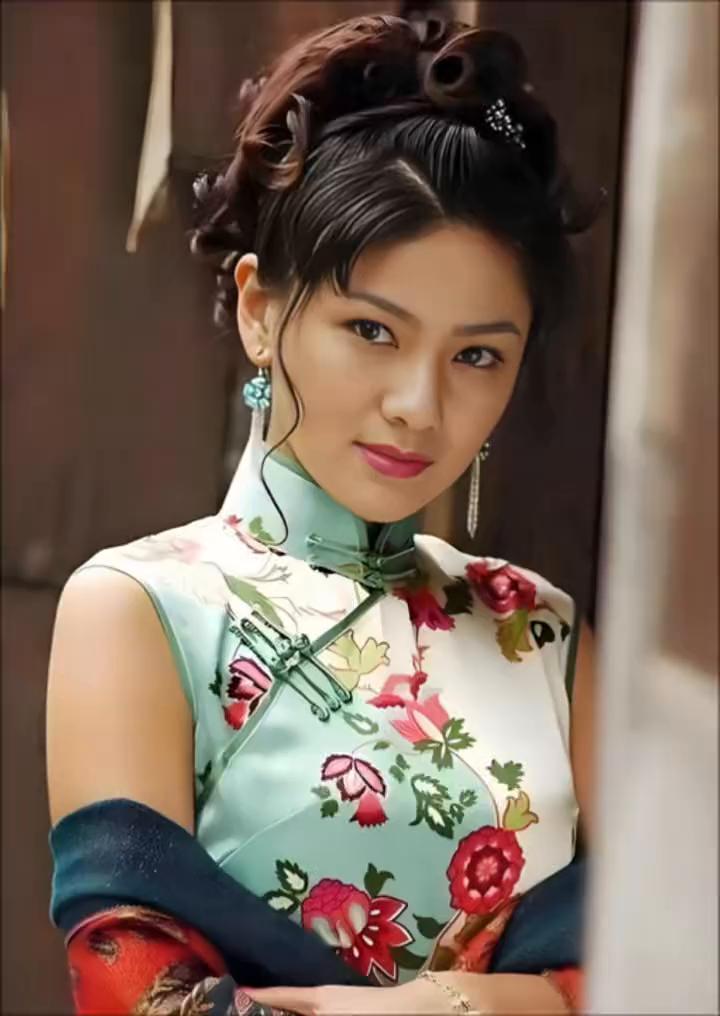 她的美耐人寻味，皮肤白皙，身段丰腴有致，看着就喜庆有福。圈内浮华纷扰，她却自在随