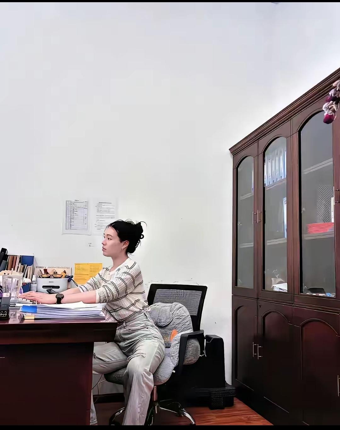 体制内的工作看来不仅舒服，还很爽啊，工资收入应该不低吧！