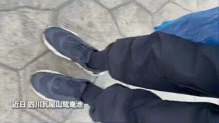 “真假难辨！”，四川瓦屋山鸳鸯池，男子站在岸边拍照，起初还觉得“就这？”，雾气灰