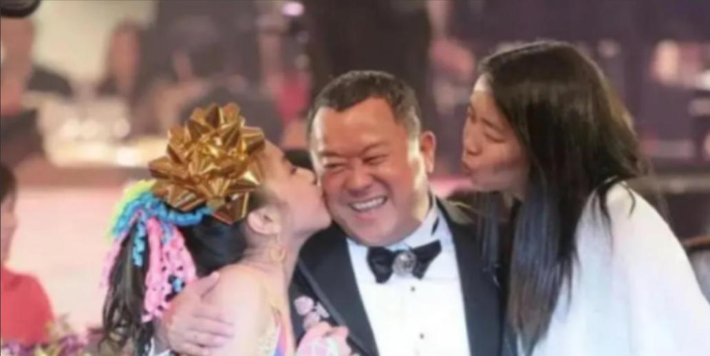 2006年，香港赤鱲角机场，谭咏麟拉着行李箱笑嘻嘻地走向曾志伟："恭喜啊，嫁女要