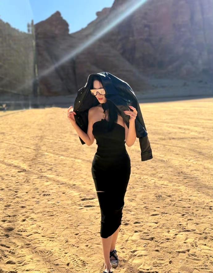 张雨绮黑裙腰臀比杀疯了！黑长直造型撩到心巴上
 
救命！张雨绮这波造型直接鲨疯了