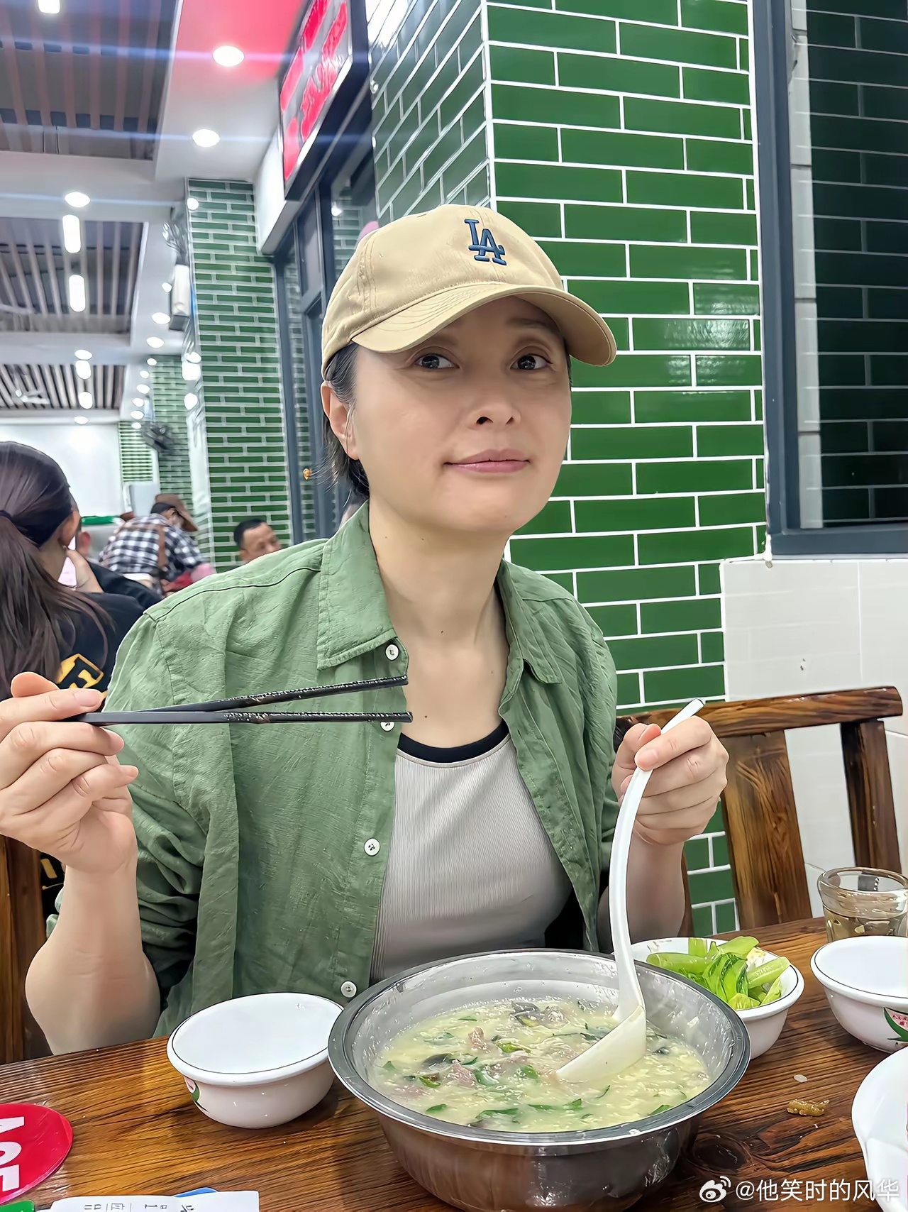 吴越现身佛山饭馆，用不锈钢小铁盆喝粥，泡油条，53岁的单身生活十分潇洒。没化妆，