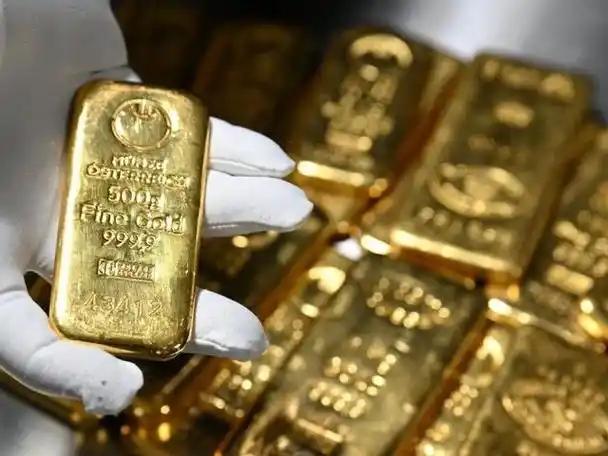 黄金市场这几天又热起来了。
 
纽约黄金期货重新站上每盎司4400美元附近，现货