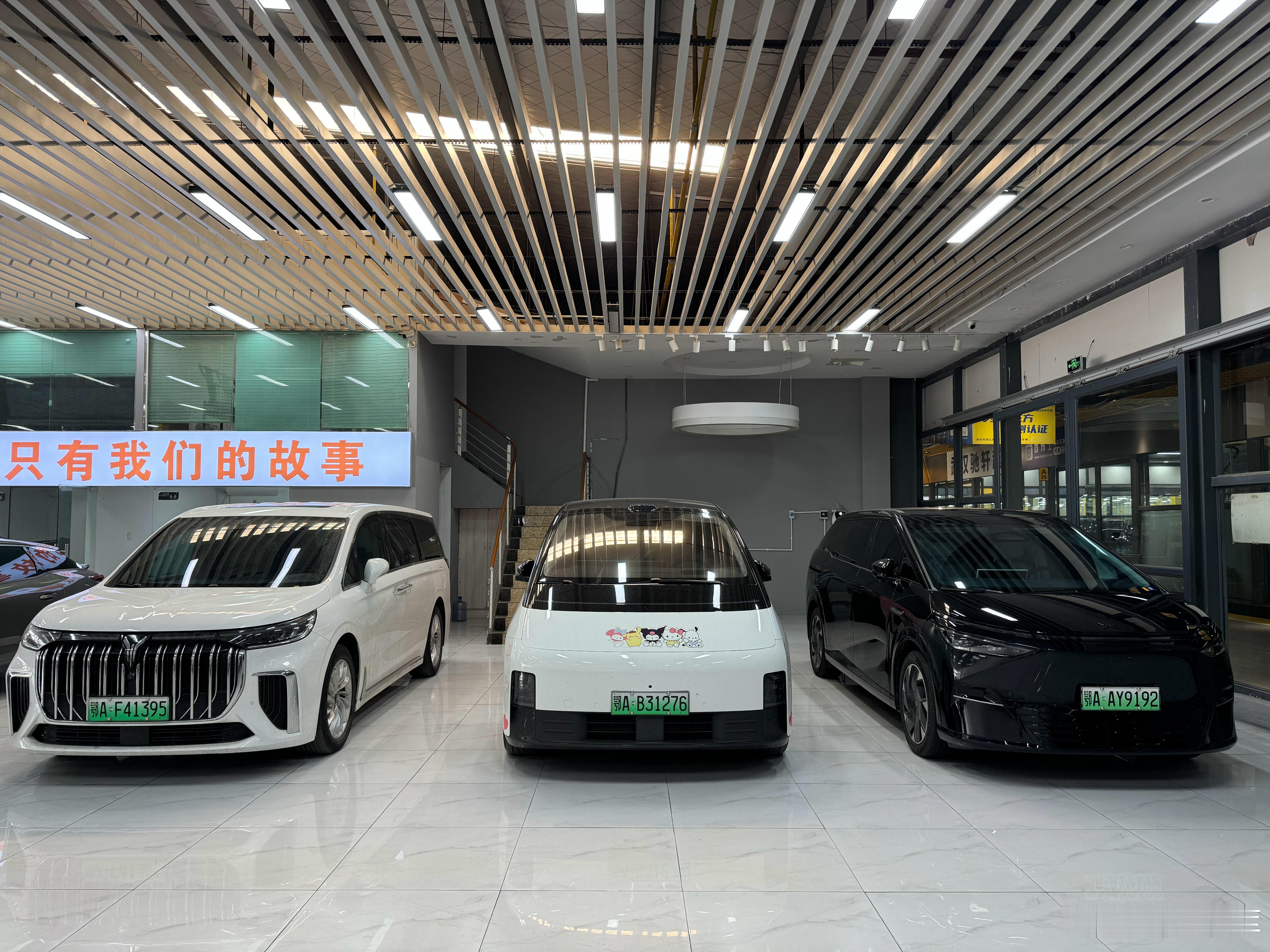 这绝壁是电动MPV销量的半壁江山 左边梦想家 价格实惠 销量杠杠 中间MEGA科