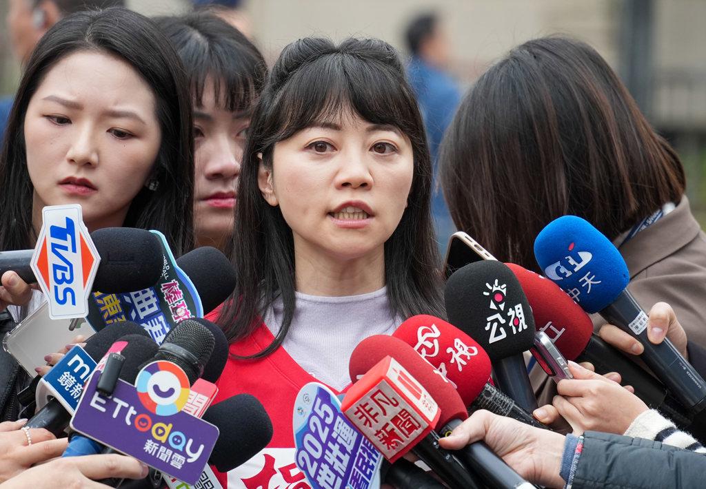 高嘉瑜防台作秀遭炎上 他揭背后目的：为了“这样”的战功
巴威台风逐渐远离台湾，但