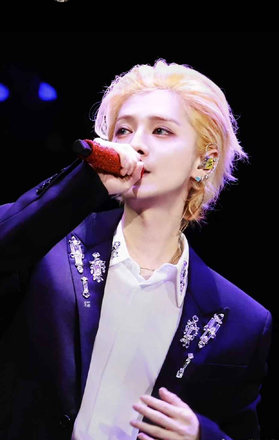 鹿晗背头西装造型，是要“结婚”的节奏？

最近，“鹿晗你是来结婚的吧”这个话题瞬