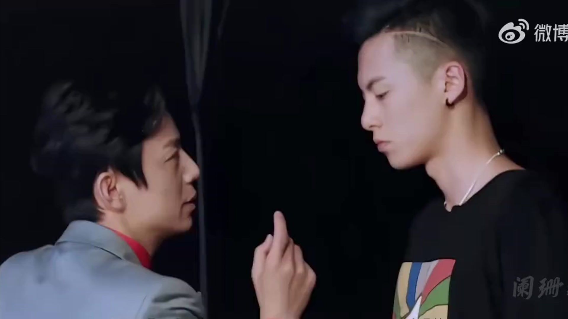 当年要不是何炅，脾气火爆的王鹤棣早就被踢出节目，回去当空少了