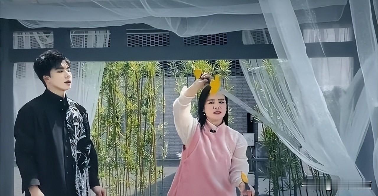 五十岁，龚琳娜在大理自己砌墙、种菜、教大妈唱歌。她没再上综艺，也没开演唱会，朋友