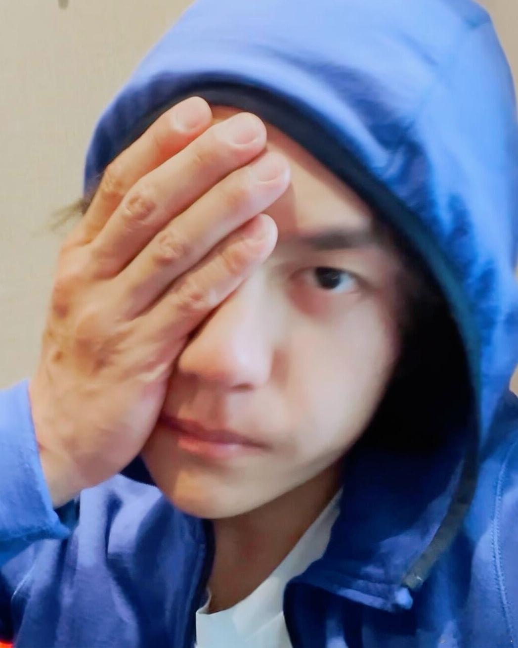 男人的大手，男孩的脸，绝了这巴掌脸手上还挺多攀岩留痕