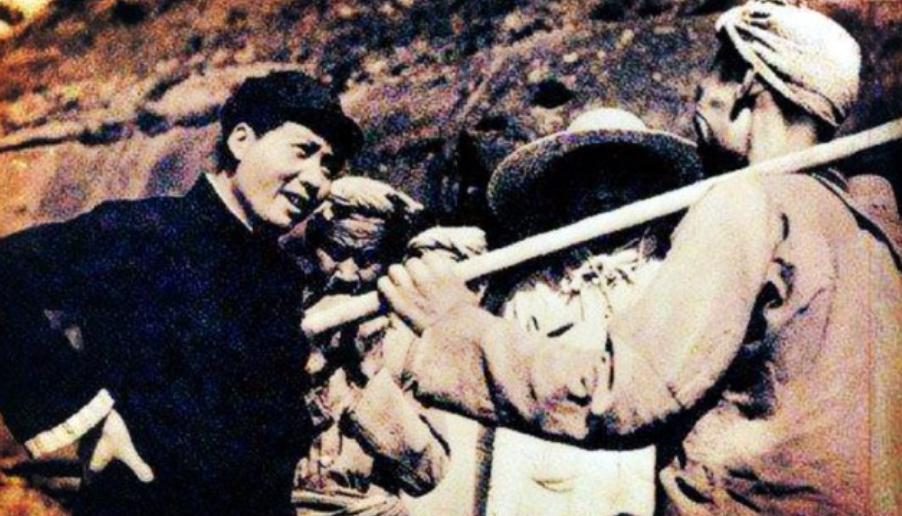 1927年，毛泽东被捕后，在押去处死路上，突然对一名团丁说：“老哥，我腿疼，伤筋