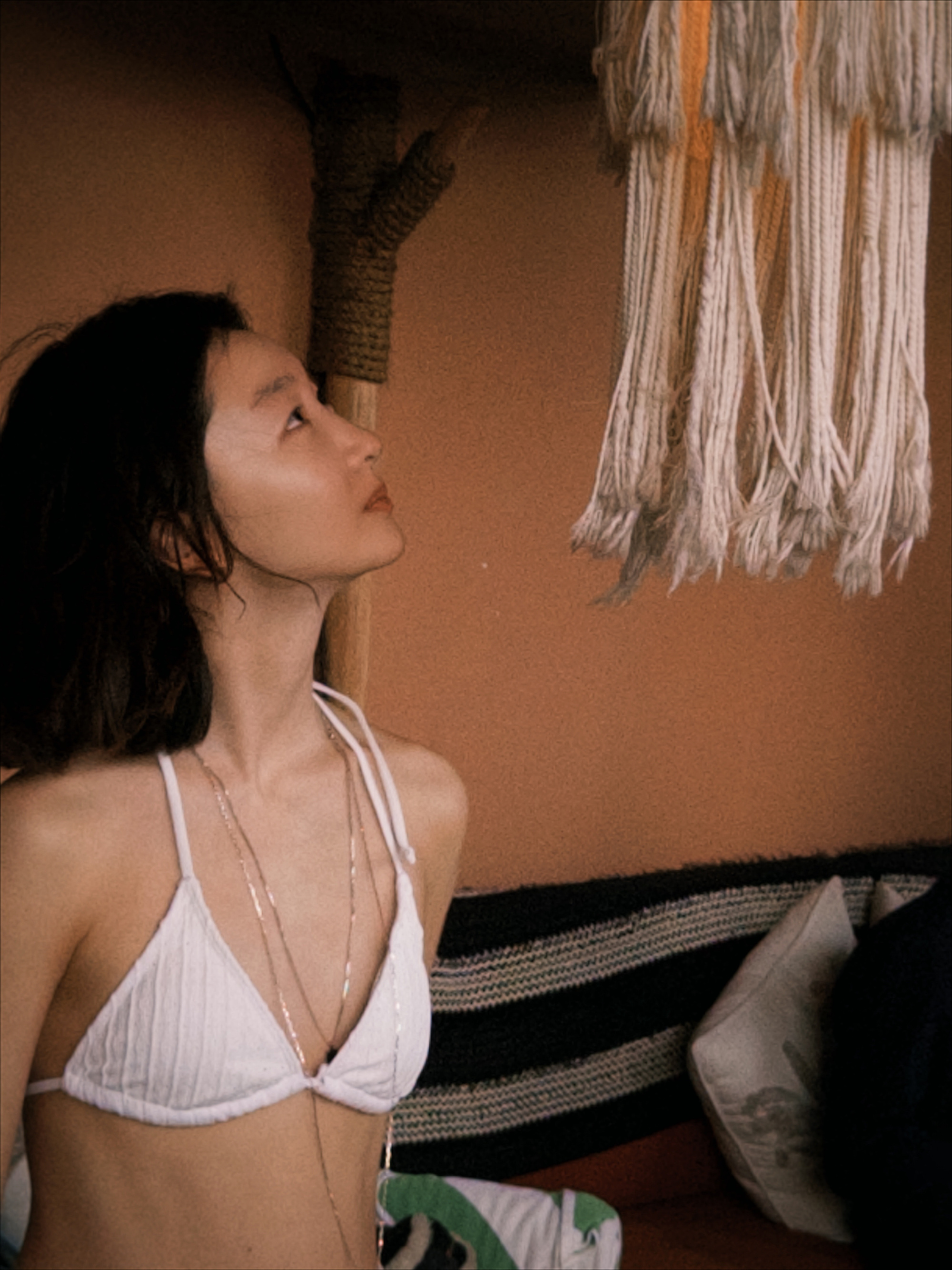 周冬雨今日更新泳池照好有故事感的一张脸 